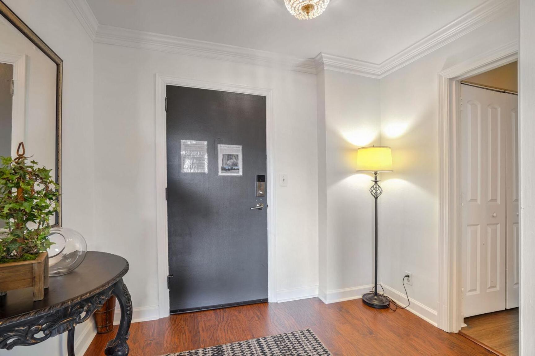 1406 Spacious Modern, Fast Wifi, 1 Free Parking
